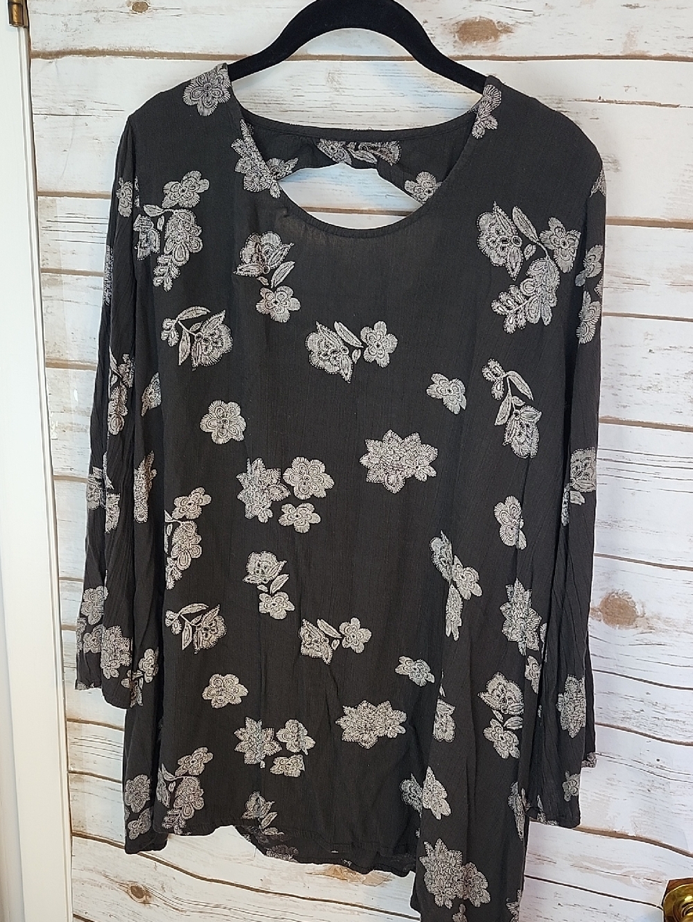 Mossimo Supply Co. Black Top with White Floral Detail Size Small